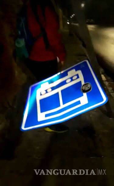 $!Joven de Saltillo se lleva a su casa señalamiento vial y lo presume