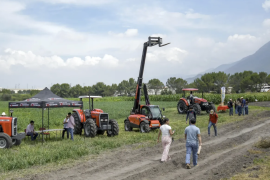 La edición anterior de la Expo UAAAN llevó a los visitantes hasta las parcelas para conocer maquinaria y tecnologías aplicadas al campo.