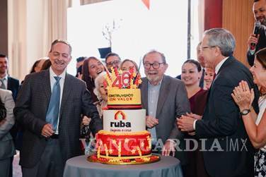 $!El evento concluyó con la entrega del manual a consejeros, accionistas e invitados, seguido del tradicional corte de pastel.