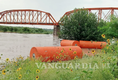 $!Las boyas antimigrantes han sido instaladas en distintos puntos del río Bravo; el Gobierno de Coahuila señaló que no ha recibido notificación sobre una posible extensión hacia la línea fronteriza.