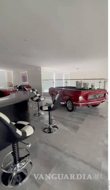 $!Alejandro Moreno tiene además una mesa de billar sobre la réplica de un Ford Mustang 1965 color rojo.