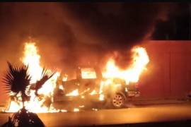 La camioneta quedó completamente envuelta en llamas sobre el bulevar Museo del Desierto.