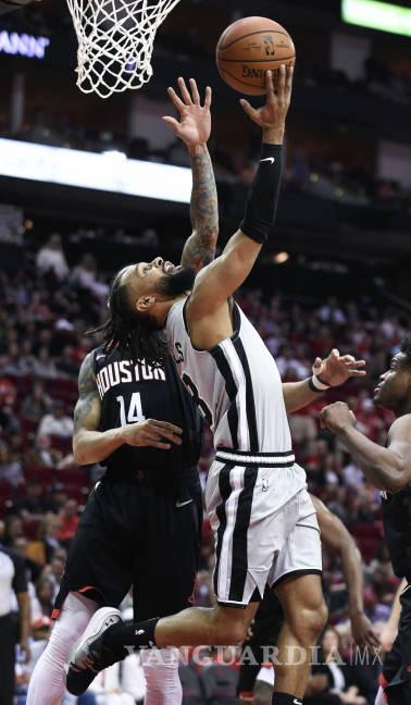 $!James Harden iguala su récord de puntos en la victoria ante los Spurs de San Antonio