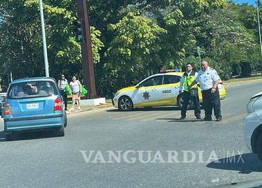 $!Taxistas bloquean zona hotelera de Cancún, obligan a turistas a caminar al aeropuerto