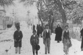Fototeca del AMS. El frío en Saltillo, una imagen tomada en la Alameda, aproximadamente en 1910. Al fondo, la calle Victoria. Autor sin identificar.