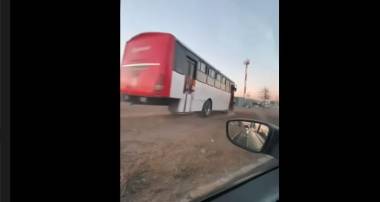 La unidad de transporte público de Saltillo fue captada mientras realizaba una peligrosa maniobra para evadir el tráfico, poniendo en riesgo la seguridad vial.