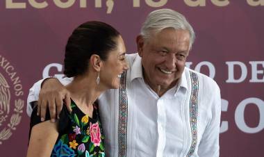 MEX5956. MONTERREY (MEXICO), 18/082024.- La presidenta electa de México, Claudia Sheinbaum, habla con el presidente, Andrés Manuel López Obrador, durante un acto político este domingo en Monterrey (México). Sheinbaum prometió continuar en su administración el respaldo al industrial estado de Nuevo León, al señalar que habrá apoyos para los proyectos de infraestructura que encabeza el Gobierno estatal y ofreció la construcción del tren México-Nuevo Laredo, que pasará por la ciudad de Monterrey, capital de Nuevo León. EFE/Miguel Sierra