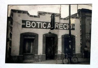 En 1934 adoptó el nombre de Botica Recio y se trasladó al inmueble que ocupa actualmente sobre Venustiano Carranza.
