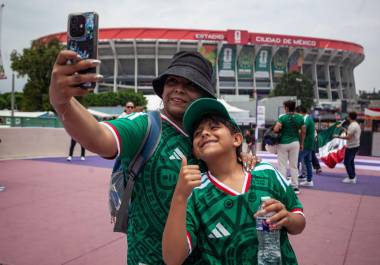 Aspectos de las inmediaciones del Estadio Ciudad de México el marco del mundial 2026 donde personas comienzan a visitar las áreas verdes con cempasúchil y áreas pintadas de morado.