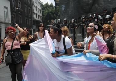 Activistas trans celebran la aprobación de la 'Ley Paola Buenrostro', que tipifica transfeminicidio como delito, este jueves frente al Congreso de México, en Ciudad de México.