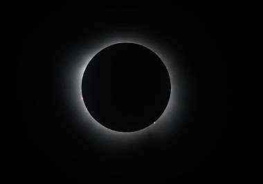 A pesar de la presencia de nubes, los asistentes celebraron la oscuridad total durante el eclipse en Cuatrociénegas, realzada por las sombras naturales.