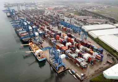 La Cámara Nacional del Autotransporte de Carga lanzó un ‘SOS’ a autoridades federales, aduaneras, portuarias y estatales para que se atiendan los retrasos críticos que enfrenta el Puerto de Manzanillo.