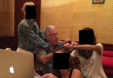 El pederasta Jeffrey Epstein con unas mujeres cuyos rostros fueron ocultados por los demócratas antes de su publicación de esta fotografía.