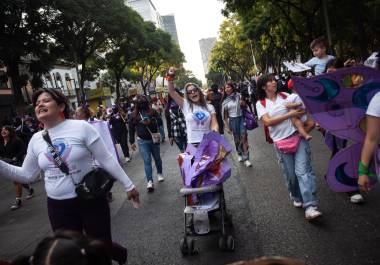 En la Ciudad de México el contingente marchó hacia el Zócalo capitalino.