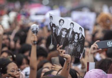 Decenas de fans que se reunieron en la plancha del Zócalo para ver a la banda surcoreana BTS después de que se anunciara su visita a Palacio Nacional.