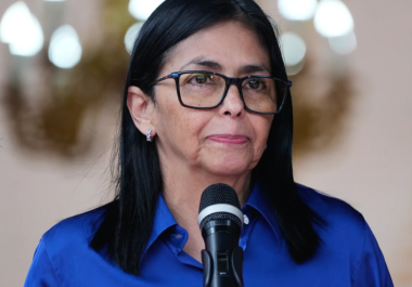 Las comunicaciones entre funcionarios estadounidenses y Delcy Rodríguez, entonces vicepresidenta de Maduro, comenzaron en otoño y continuaron después de que Trump y Maduro mantuvieran una conversación telefónica