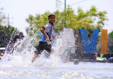 Para el domingo 26 de abril, la persistencia de una circulación anticiclónica en niveles medios de la atmósfera sobre el interior del territorio nacional, mantendrá la onda de calor.