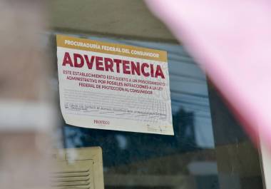 Profeco coloca sellos de advertencia en autofinancieras en Saltillo y Torreón por irregularidades