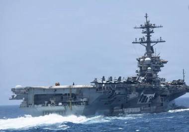 El portaaviones inició un despliegue programado de siete meses en el Mar de China Meridional el pasado mes de noviembre, pero fue redirigido al Mar Arábigo en enero, poco antes del inicio de la Operación Furia Épica contra Irán . Ha permanecido allí desde entonces.