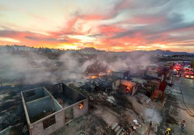 Al menos 10 casas y 8 tejabanes resultaron gravemente afectados por el fuego.