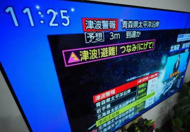 Una advertencia de tsunami se muestra en una televisión en Yokohama, cerca de Tokio, el lunes 8 de diciembre de 2025, después de que un fuerte terremoto golpeara la costa norte de Japón; se emitió una alerta de tsunami.