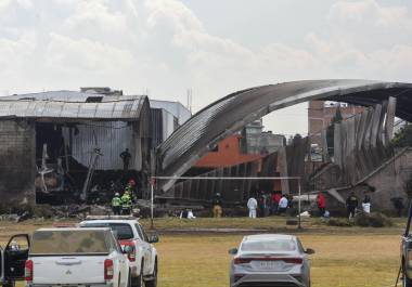 Peritos de la Fiscalía General de Justicia del Estado de México (FGJEM) continúan con las diligencias de investigación en la zona donde se registró la caída de una aeronave procedente de Acapulco, al mediodía del lunes, en la que murieron los 10 ocupantes, en San Pedro Totoltepec. El lugar continúa acordonado por el Ejército, la Policía Estatal, la FGJEM y personal del Servicio de Urgencias del Estado de México (SUEM).