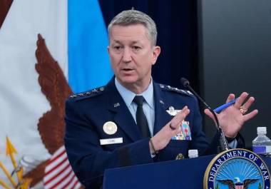 “En los últimos 30 días, hemos atacado más de 11.000 objetivos. Gracias al aumento de la superioridad aérea, hemos comenzado con éxito las primeras misiones terrestres con bombarderos B-52 , lo que nos permite seguir superando al enemigo”, dijo Dan Caine.