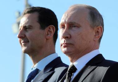 El presidente ruso, Vladímir Putin y el presidente sirio, Bashar Assad en la base aérea de Hemeimeem, Siria, el 11 de diciembre de 2017. La caída de Assad, es un golpe humillante para Rusia.