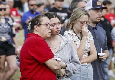 La gente se reúne durante una vigilia por las víctimas de un tiroteo escolar que tuvo lugar hoy en la escuela secundaria Apalachee en Winder, Georgia.