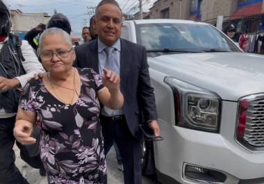 Carlota “N”, conocida en redes sociales como Doña Carlota, quien fue sentenciada por el asesinato de dos hombres a quienes acusó de haberla despojado de un inmueble, abandonó esta tarde el Penal de Chalco.