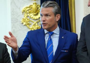 El secretario de Defensa Pete Hegseth ha estado haciendo gestiones en el Capitolio, incluso el lunes por la noche.