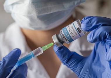 La Secretaría de Salud mantiene activa la aplicación gratuita de la vacuna contra la influenza y la COVID-19 en hospitales públicos de Coahuila, como medida clave para reducir complicaciones graves y defunciones durante la temporada invernal.