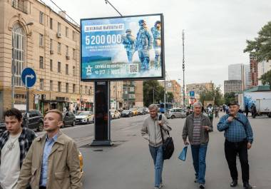 El Kremlin ha recurrido a incentivos financieros masivos para atraer reclutas; este cartel en Moscú ofrece pagos de hasta 5,2 millones de rublos por el primer año de servicio por contrato.