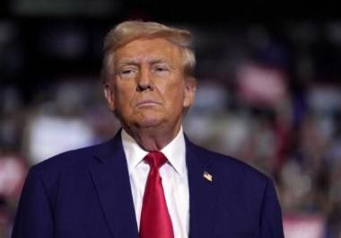 “Lo único que me importa cuando hablo de Irán es que no pueden tener un arma nuclear”, continuó Trump. “No pienso en la situación financiera de los estadounidenses. No pienso en nadie. Solo pienso en una cosa: no podemos permitir que Irán tenga un arma nuclear. Eso es todo”.