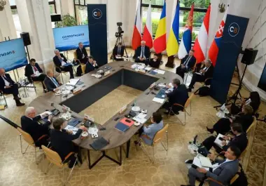 El presidente ucraniano Volodymyr Zelensky, arriba a la derecha, y funcionarios de la UE asisten a la Cumbre de los Ocho Cárpatos el viernes 18 de septiembre de 2026 en Bukovel, al oeste de Ucrania.