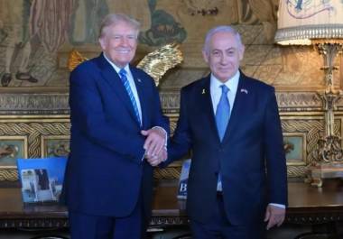 Donald Trump supuestamente le dijo al primer ministro israelí, Benjamin Netanyahu, a la izquierda, que debe poner fin a la guerra en Gaza en enero.