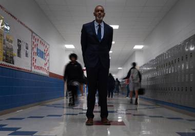 El superintendente del distrito escolar independiente de Lackland, Burnie Roper, en un pasillo de la escuela secundaria Virginia Allred Stacey.