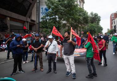 El abogado Isidoro Vicario, representante legal de los padres, denunció en Paseo de la Reforma que las autoridades detuvieron a alrededor de 16 camiones.