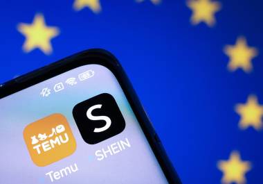 La aplicación de comercio electrónico Shein se muestra en un smartphone frente a una pantalla con la bandera de la Unión Europea (parte trasera), en Berlín, Alemania.