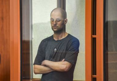 El corresponsal del Wall Street Journal, Evan Gershkovich, dentro de una jaula de cristal durante el anuncio del veredicto en el caso en su contra, en el Tribunal Regional de Sverdlovsk en Ekaterimburgo, Rusia.