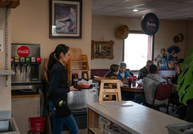 Una mesera y clientes en el restaurante mexicano Alejandra’s en Wilder, Idaho. La redada de inmigración en el hipódromo La Catedral “casi destruyó” la comunidad de Wilder, un pueblo de 1,725 habitantes.