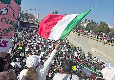 Los manifestantes bloquearon algunos carriles de la autopista 101 en Los Ángeles.