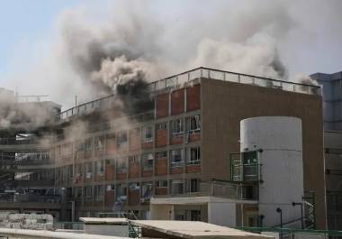 El humo se eleva desde un edificio del complejo hospitalario Soroka después de que fuera alcanzado por un misil disparado por Irán en Be’er Sheva, Israel.