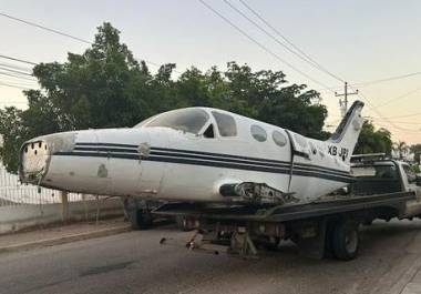 Imágenes compartidas por las autoridades muestran sólo el fuselaje de la aeronave que no tiene las alas, timones ni estabilizadores horizontales ni verticales