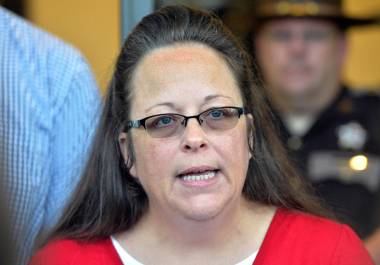 La secretaria del condado de Rowan, Kim Davis, da una declaración a los medios de comunicación en la puerta principal del Centro Judicial de este Condado en Morehead, Kentucky, el 14 de septiembre de 2015.