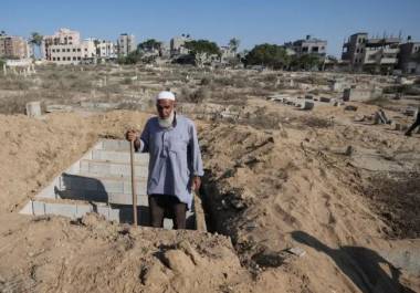 Un sepulturero hace una pausa mientras cava nuevas tumbas en un cementerio en Deir al-Balah, Franja de Gaza, el 2 de agosto de 2024.