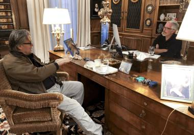 Una foto sin fecha proporcionada por el Departamento de Justicia de EU muestra a Stephen Bannon con Jeffrey Epstein.