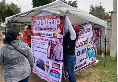 Maestros encargados del proceso estaban pidiendo la credencial del INE y un número telefónico de los interesados.