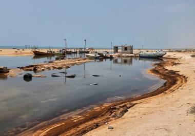 El jueves aparecieron restos de petróleo en la isla iraní de Qeshm, después de que un buque petrolero fuera embestido por Teherán a principios de este mes.