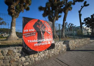En la manta se señaló que el personal labora “bajo protesta”.